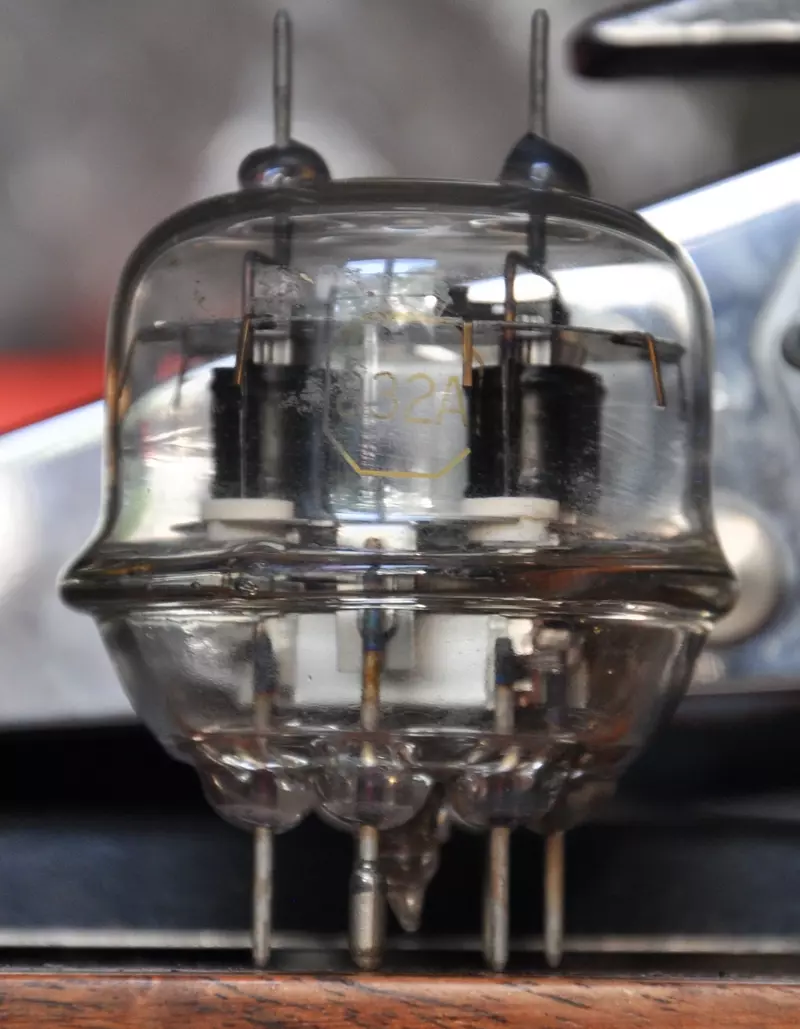 Double tetrode:Gives 2x18W up to 250MHz 832A